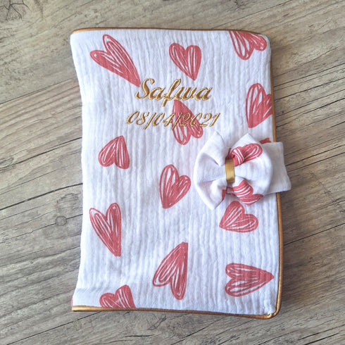 EDITION LIMITÉE: Protège carnet de santé cpeur rouge personnalisé en tissu gaze de coton avec Prénom et/ou Date de naissance